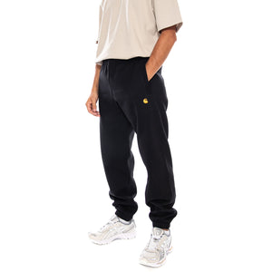 CHASE SWEAT PANT BLACK / GOLD - Pantaloni Felpati Uomo Neri I037458 00FXX CARHARTT WIP 