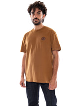 Timberland Leather Badge HW SS Tee Dark Wheat Boot - T-Shirt Uomo Marrone  Uomo TIMBERLAND