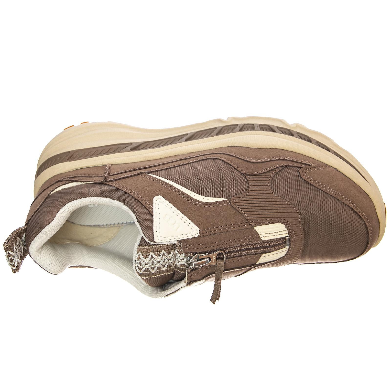  UGSCA805ZCRB1116311W  UGG 