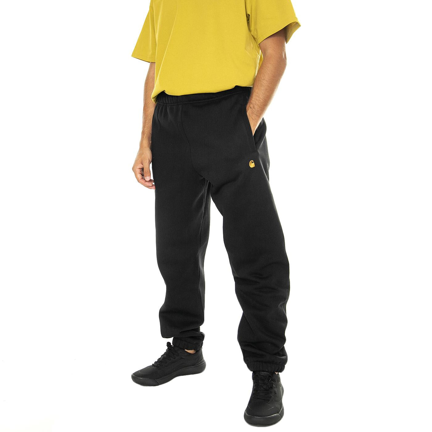 Chase Sweat Pant Black / Gold - Pantaloni Jogging Uomo Neri I033667.00FXX  CARHARTT WIP 