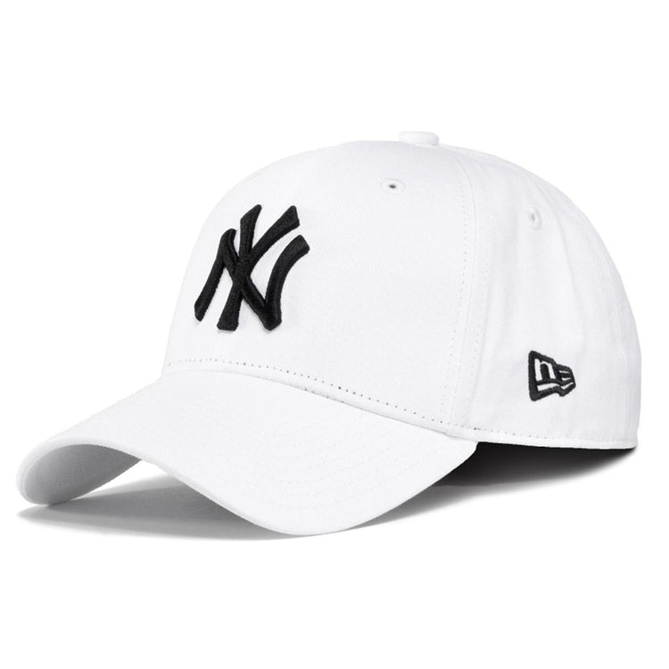 League Essential 9Forty New York Yankees White / Black Cap - Cappellino con Visisera Bianco 10745455  NEW ERA 